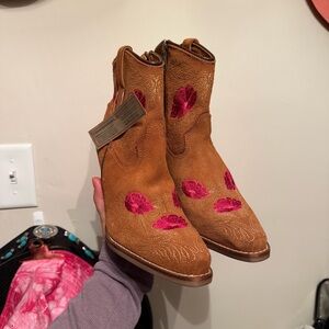 Dingo Brown Ankle Boots with Pink Embroidery
